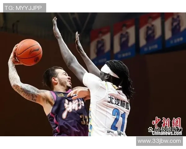 火箭队与篮网激战正酣NBA赛场精彩对决引发球迷热议