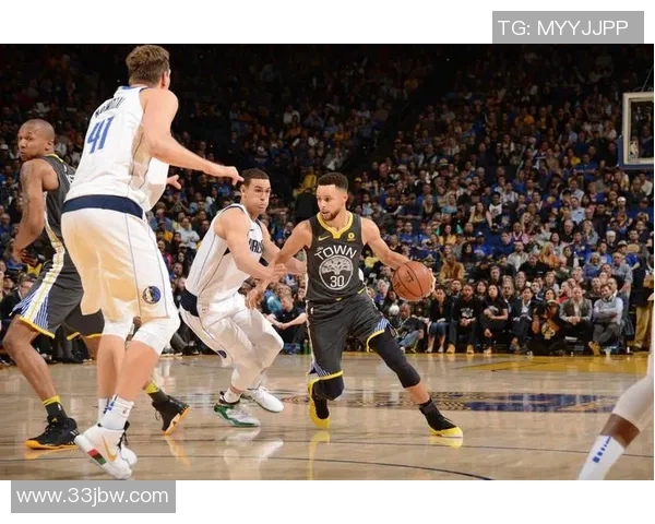 勇士对阵小牛比赛中库里意外受伤球队前景堪忧球迷心急如焚